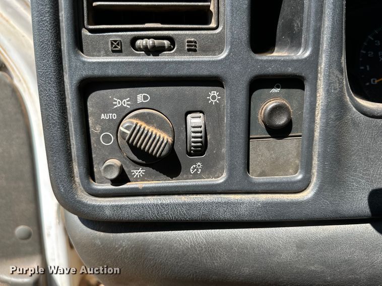 image for item DG4482 2005 Chevrolet Silverado 1500 pickup truck