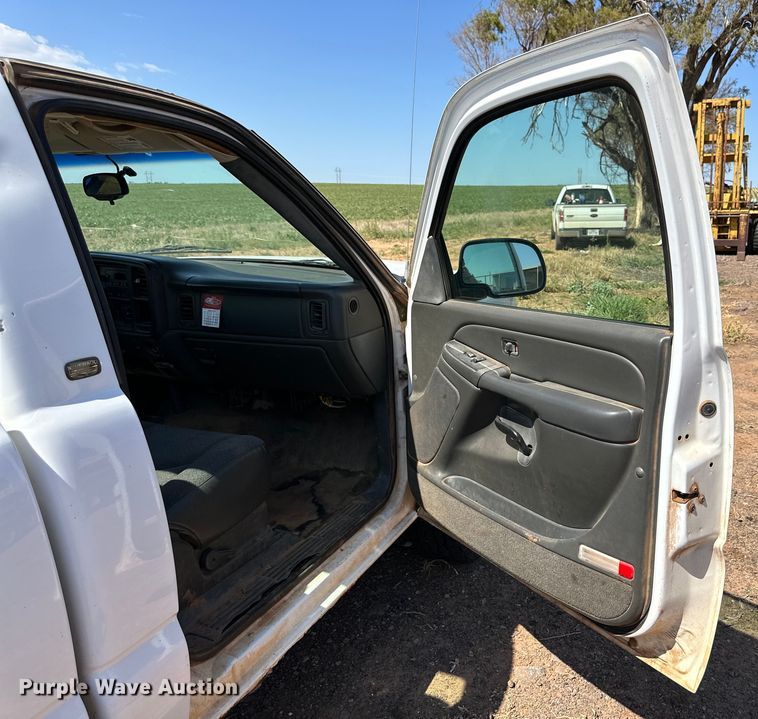 image for item DG4482 2005 Chevrolet Silverado 1500 pickup truck