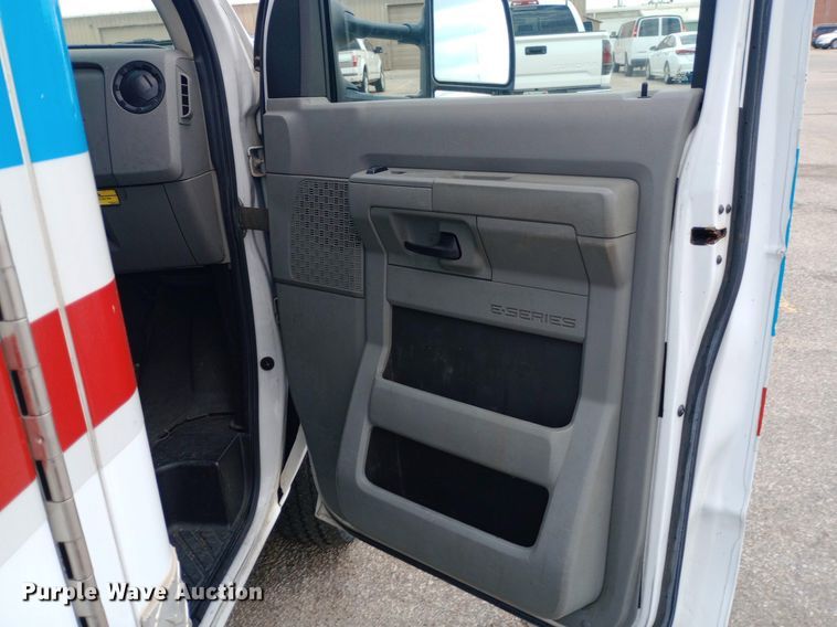image for item DG5252 2012 Ford E450 ambulance