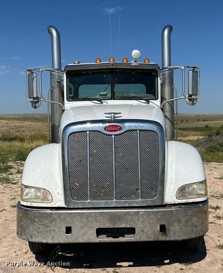 image for item DK6663 2009 Peterbilt  386 semi truck