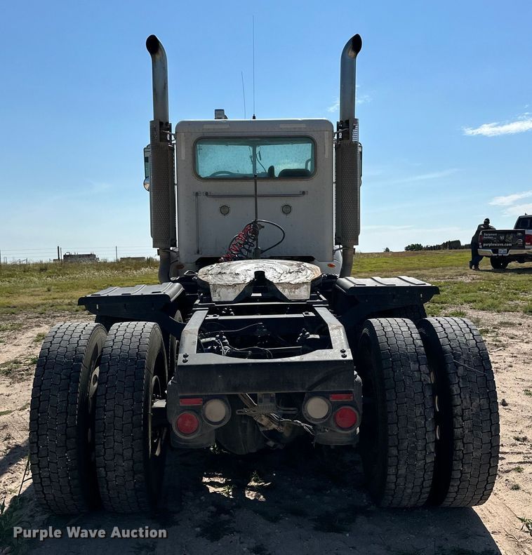 image for item DK6663 2009 Peterbilt  386 semi truck