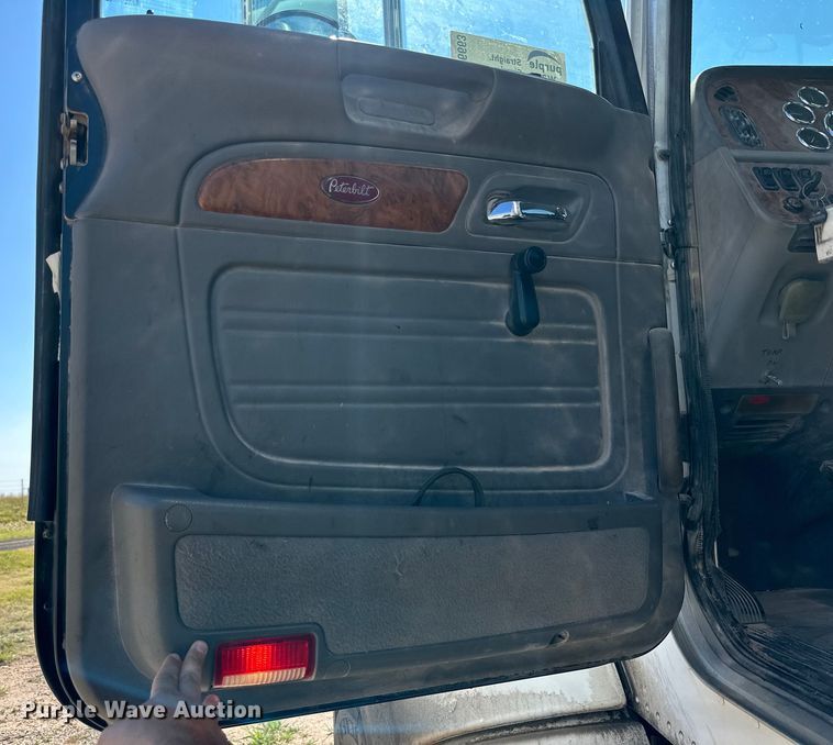 image for item DK6663 2009 Peterbilt  386 semi truck