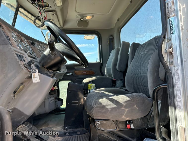 image for item DK6663 2009 Peterbilt  386 semi truck