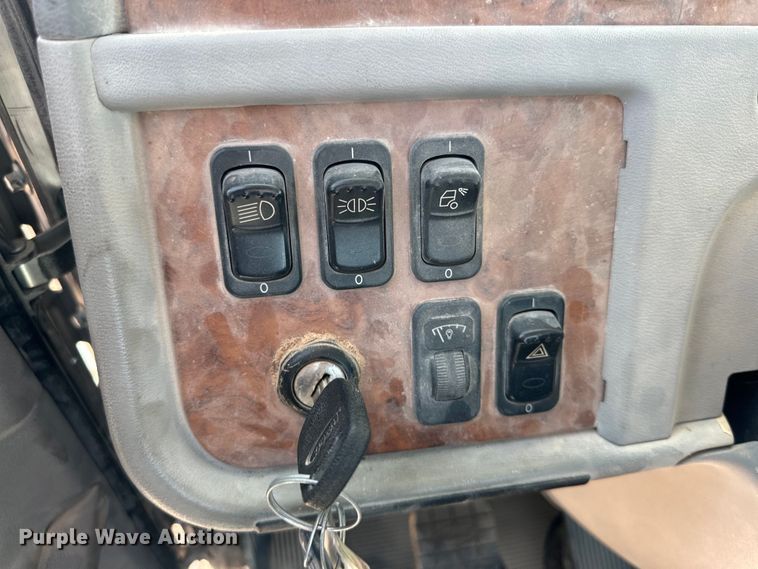 image for item DK6663 2009 Peterbilt  386 semi truck