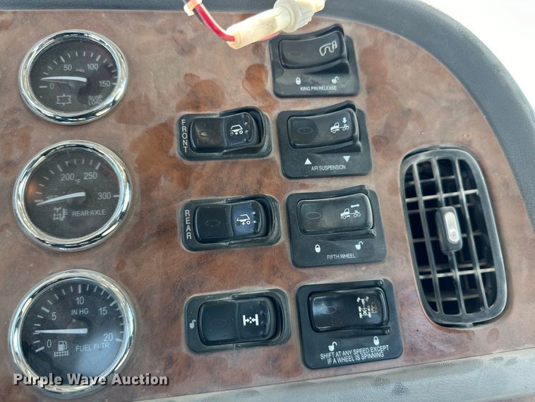 image for item DK6663 2009 Peterbilt  386 semi truck