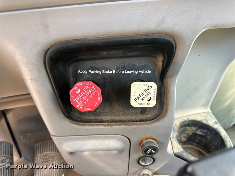 image for item DK6663 2009 Peterbilt  386 semi truck