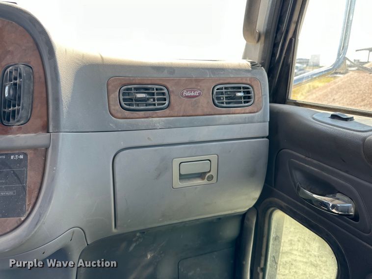 image for item DK6663 2009 Peterbilt  386 semi truck