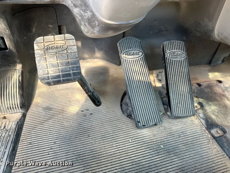 image for item DK6663 2009 Peterbilt  386 semi truck