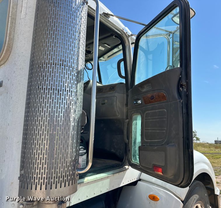 image for item DK6663 2009 Peterbilt  386 semi truck