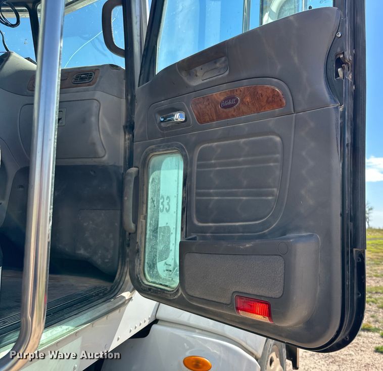 image for item DK6663 2009 Peterbilt  386 semi truck