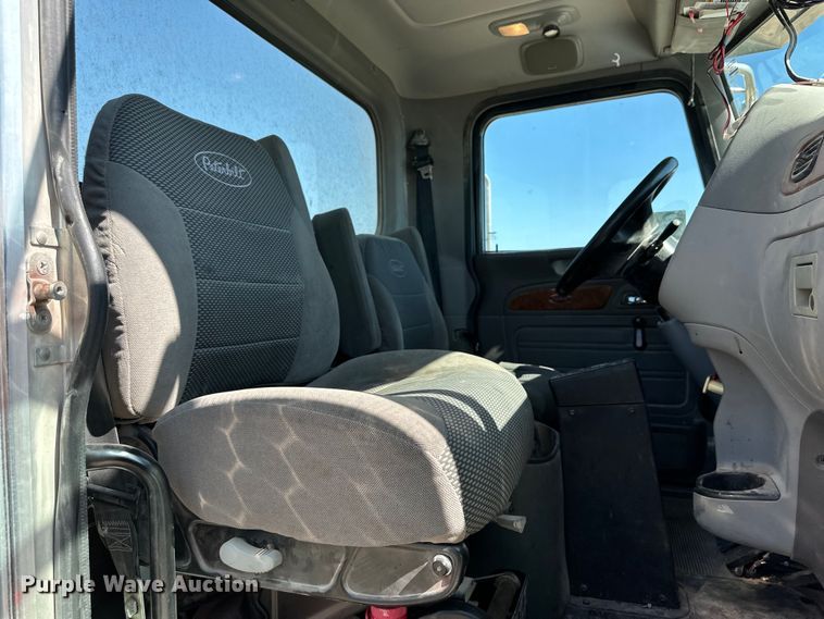 image for item DK6663 2009 Peterbilt  386 semi truck