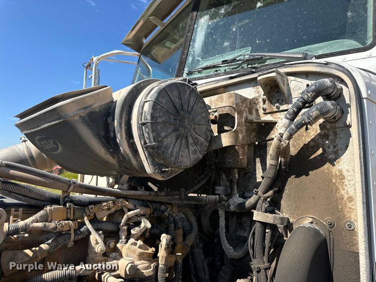 image for item DK6663 2009 Peterbilt  386 semi truck