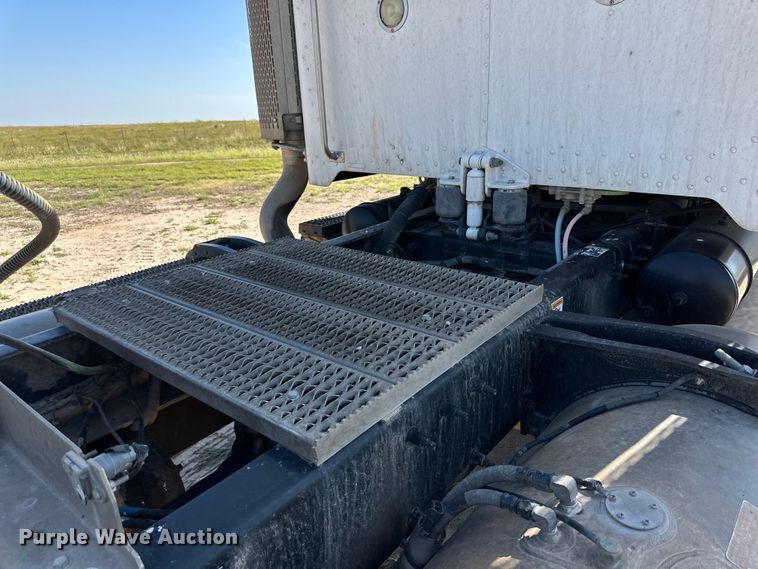 image for item DK6663 2009 Peterbilt  386 semi truck