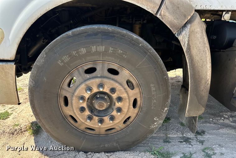 image for item DK6663 2009 Peterbilt  386 semi truck