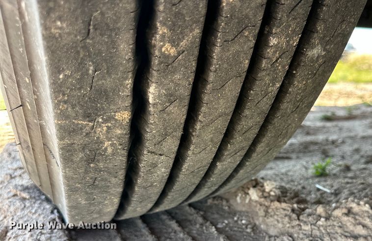 image for item DK6663 2009 Peterbilt  386 semi truck