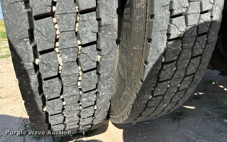 image for item DK6663 2009 Peterbilt  386 semi truck