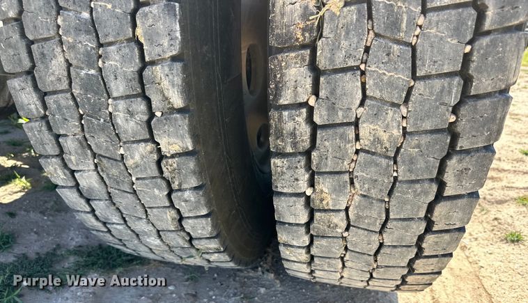 image for item DK6663 2009 Peterbilt  386 semi truck