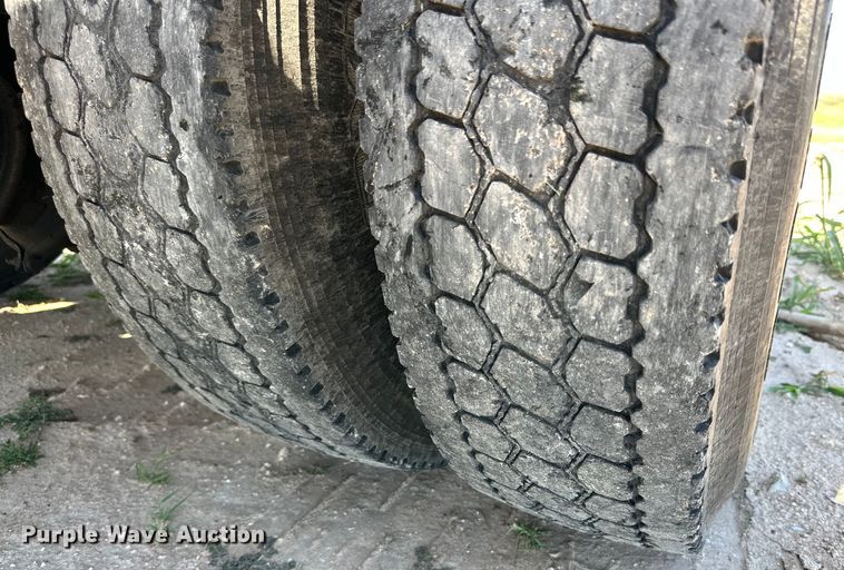 image for item DK6663 2009 Peterbilt  386 semi truck