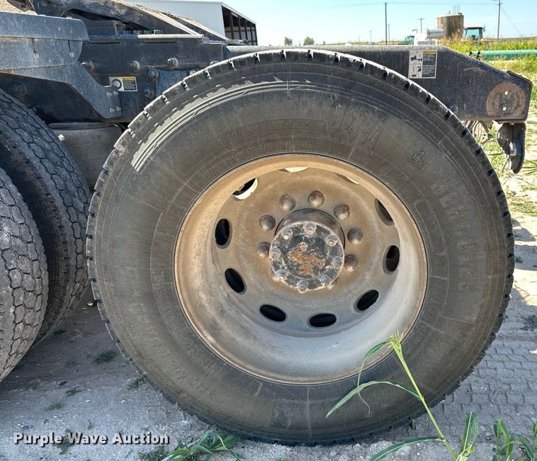 image for item DK6663 2009 Peterbilt  386 semi truck