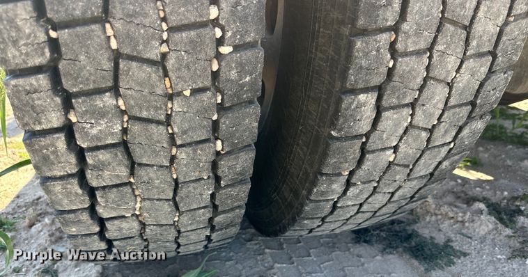 image for item DK6663 2009 Peterbilt  386 semi truck