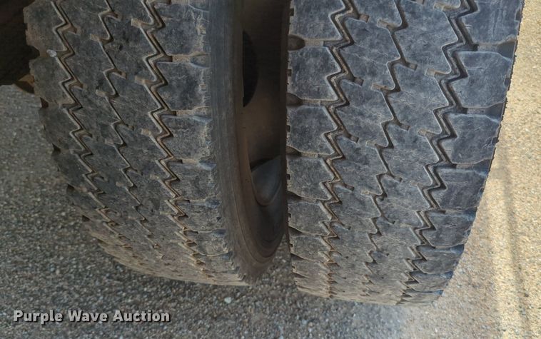 image for item DL1024 2001 Ford F450 Super Duty Crew Cab flatbed truck