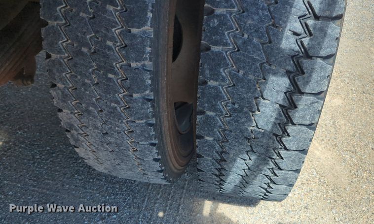 image for item DL1024 2001 Ford F450 Super Duty Crew Cab flatbed truck