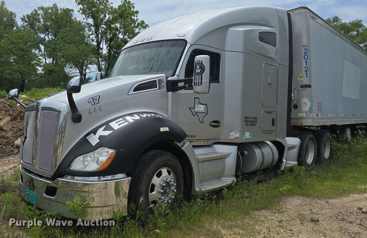 image for item DM1692 2013 Kenworth T680 semi truck