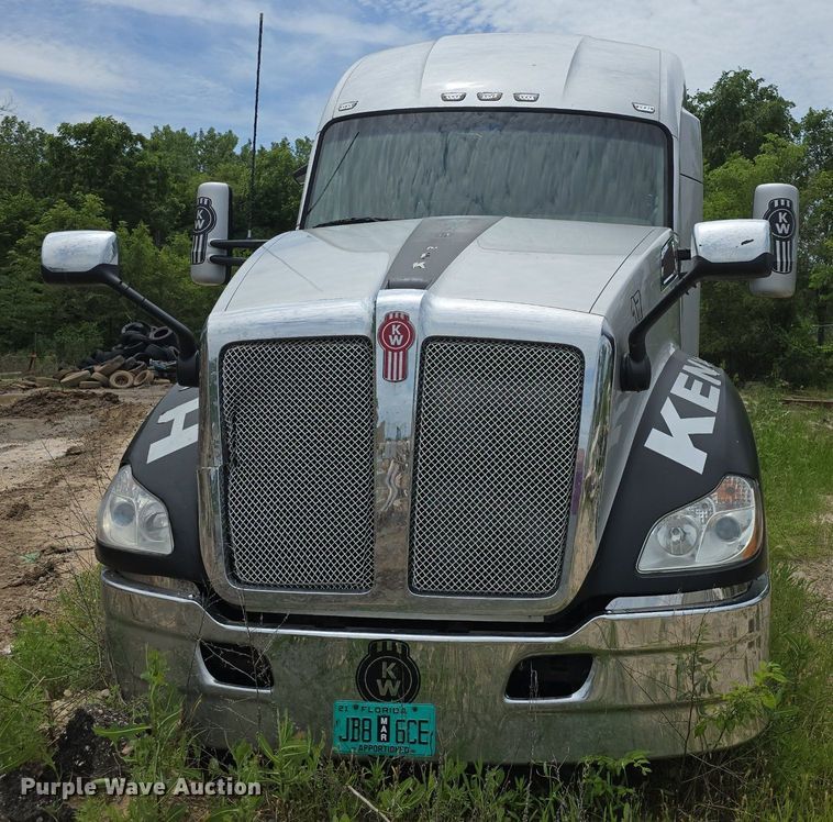 image for item DM1692 2013 Kenworth T680 semi truck