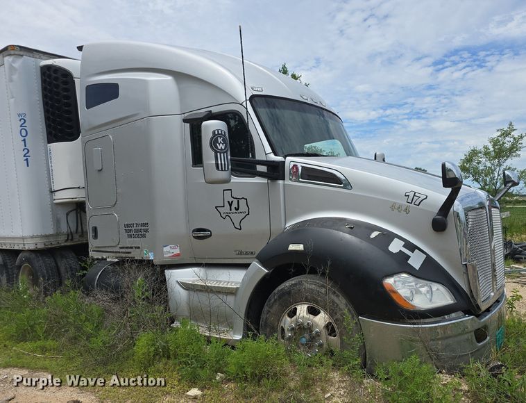 image for item DM1692 2013 Kenworth T680 semi truck