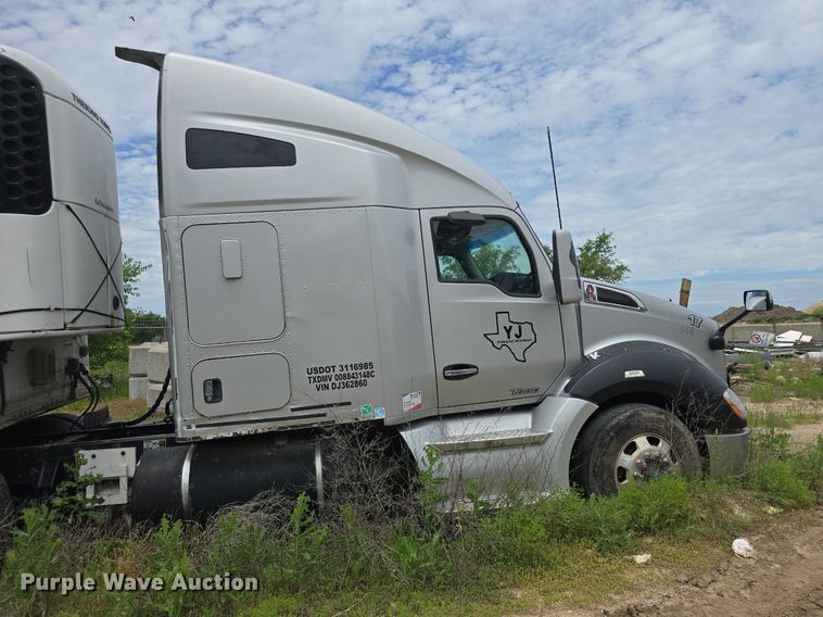 image for item DM1692 2013 Kenworth T680 semi truck