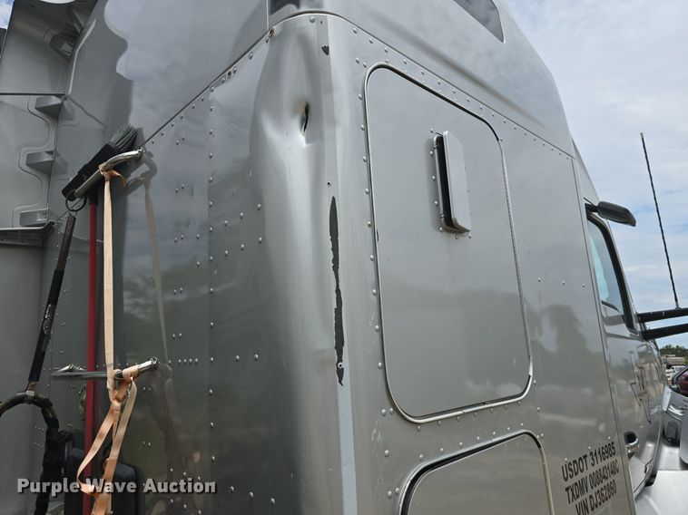 image for item DM1692 2013 Kenworth T680 semi truck