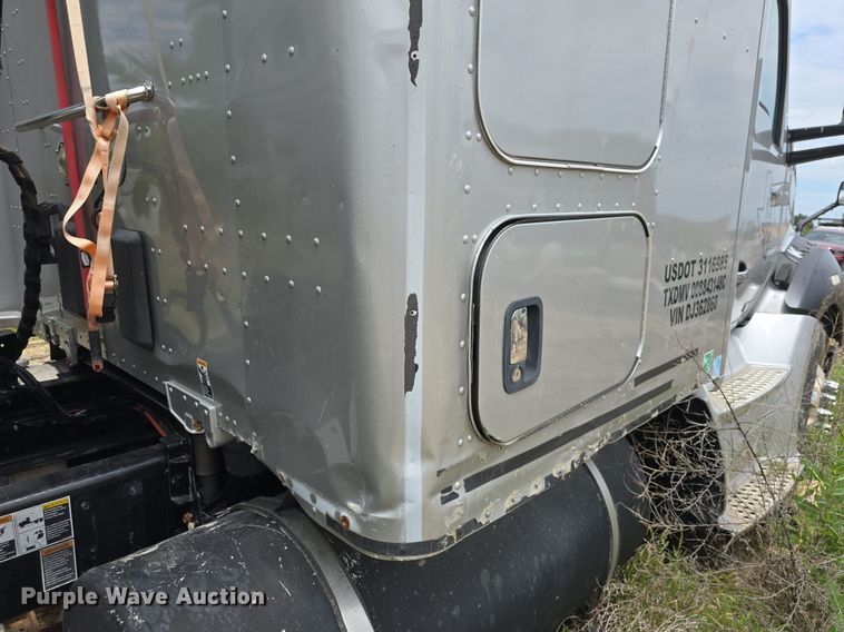 image for item DM1692 2013 Kenworth T680 semi truck