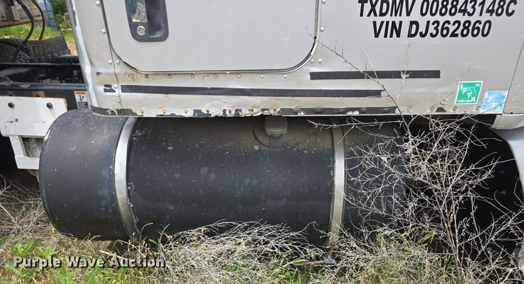 image for item DM1692 2013 Kenworth T680 semi truck