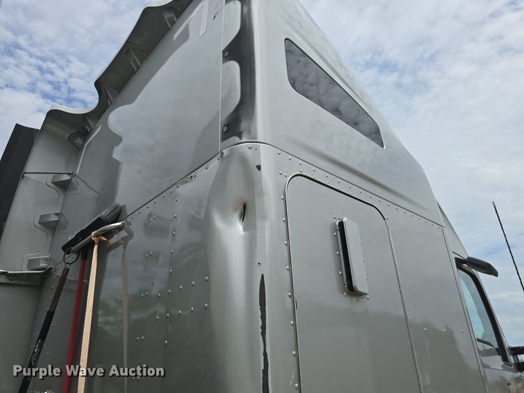 image for item DM1692 2013 Kenworth T680 semi truck