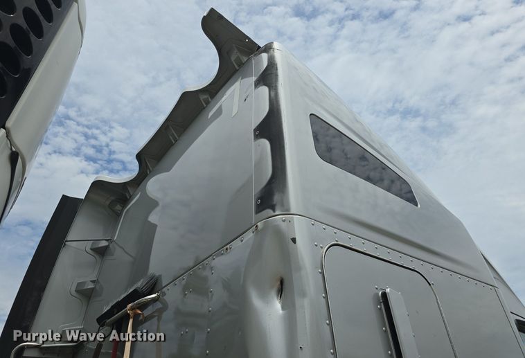 image for item DM1692 2013 Kenworth T680 semi truck