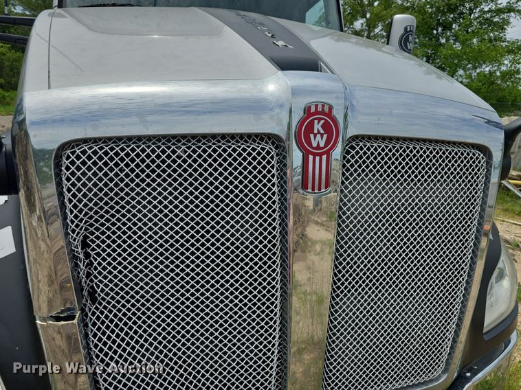 image for item DM1692 2013 Kenworth T680 semi truck