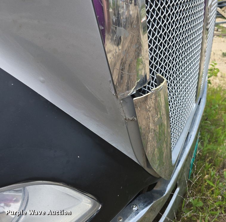 image for item DM1692 2013 Kenworth T680 semi truck