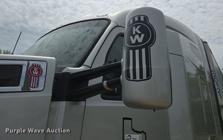 image for item DM1692 2013 Kenworth T680 semi truck