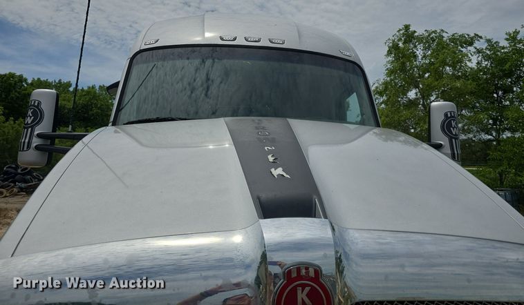 image for item DM1692 2013 Kenworth T680 semi truck