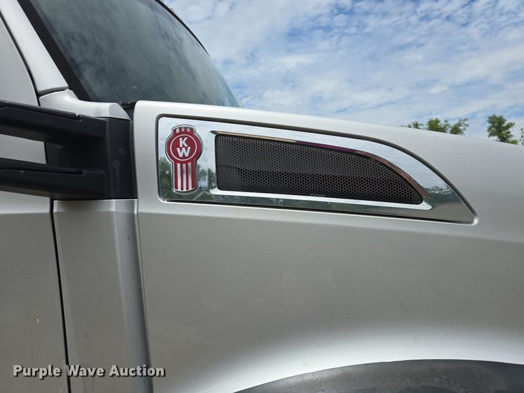 image for item DM1692 2013 Kenworth T680 semi truck