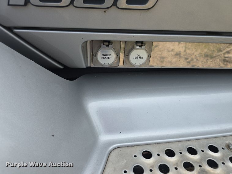 image for item DM1692 2013 Kenworth T680 semi truck