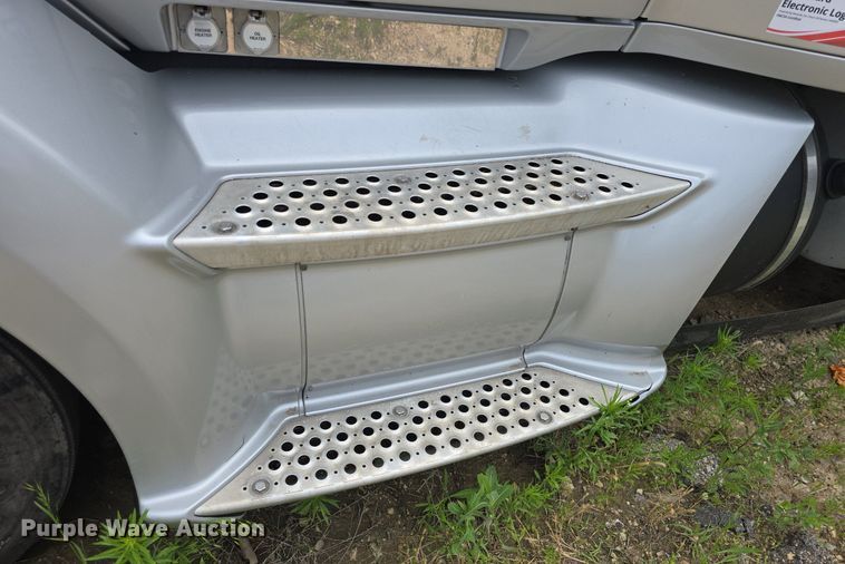 image for item DM1692 2013 Kenworth T680 semi truck