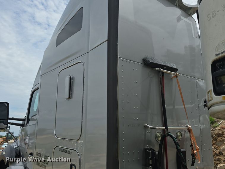 image for item DM1692 2013 Kenworth T680 semi truck