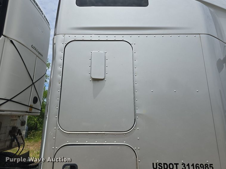 image for item DM1692 2013 Kenworth T680 semi truck