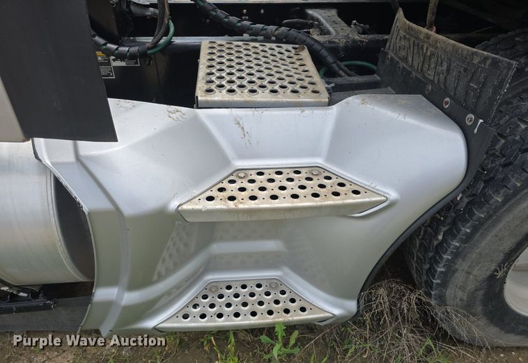 image for item DM1692 2013 Kenworth T680 semi truck