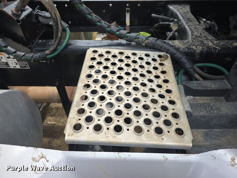 image for item DM1692 2013 Kenworth T680 semi truck