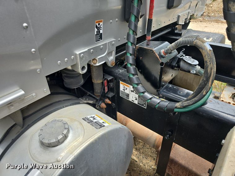 image for item DM1692 2013 Kenworth T680 semi truck