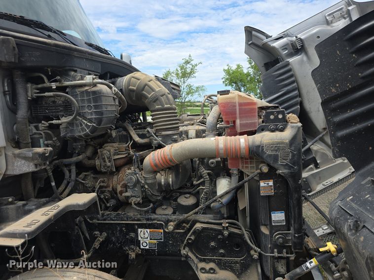 image for item DM1692 2013 Kenworth T680 semi truck