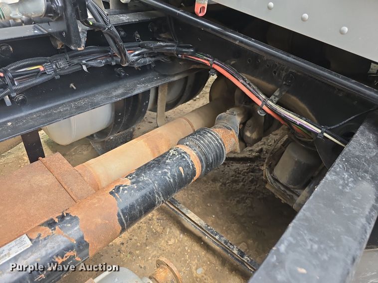 image for item DM1692 2013 Kenworth T680 semi truck