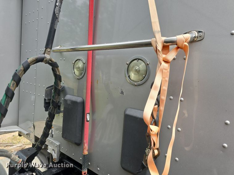 image for item DM1692 2013 Kenworth T680 semi truck